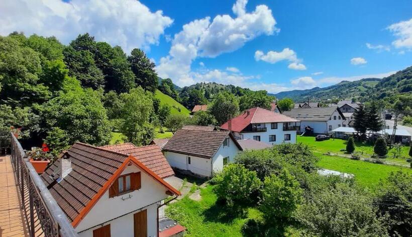 Трехместный Номер Классика, Pensiunea Montan Din Bran,sat Simon Spa Indoor