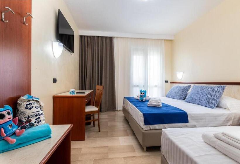 Трехместный Номер Стандарт Вид на Бассейн, Nicolaus Club La Giurlita