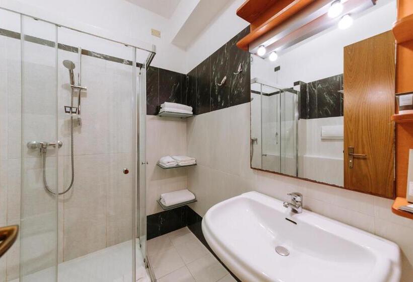 デラックスの4人部屋, Nicolaus Club La Giurlita