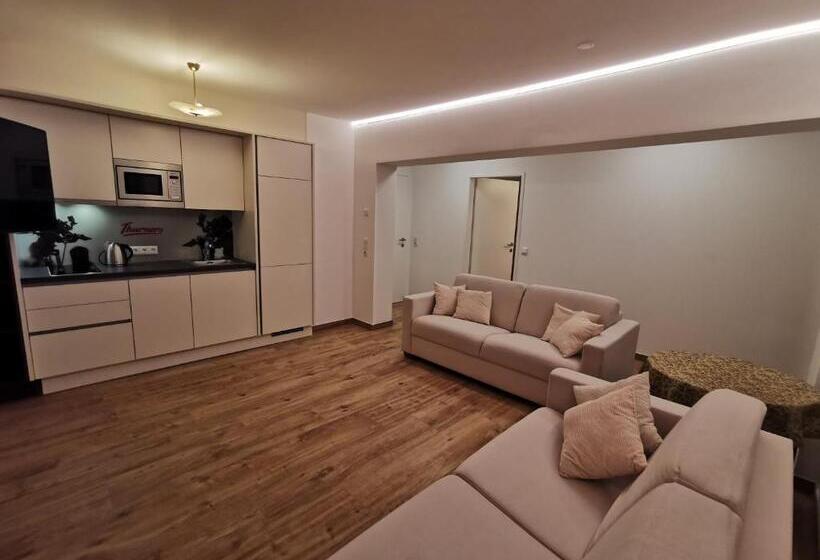 חדר משפחתי, Thurners Boutique