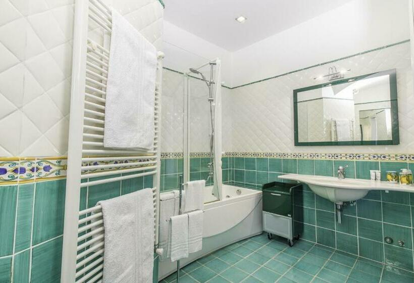 غرفة ديلوكس مطلّة علي البحر, Via Col Vento