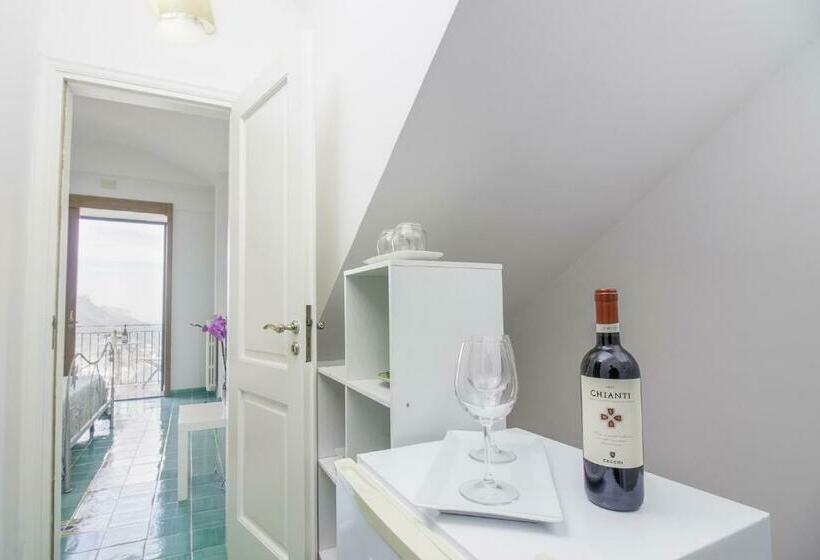 غرفة ديلوكس مطلّة علي البحر, Via Col Vento