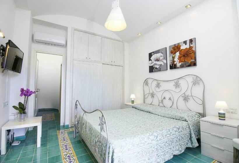 غرفة ديلوكس مطلّة علي البحر, Via Col Vento