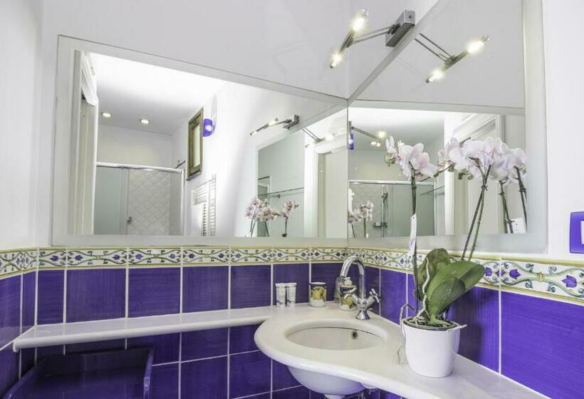 غرفة ديلوكس مطلّة علي البحر, Via Col Vento