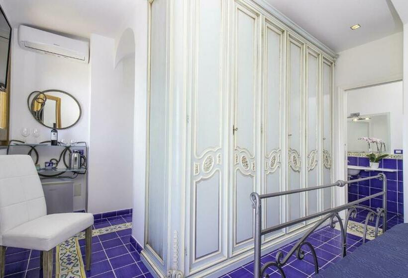 غرفة ديلوكس مطلّة علي البحر, Via Col Vento