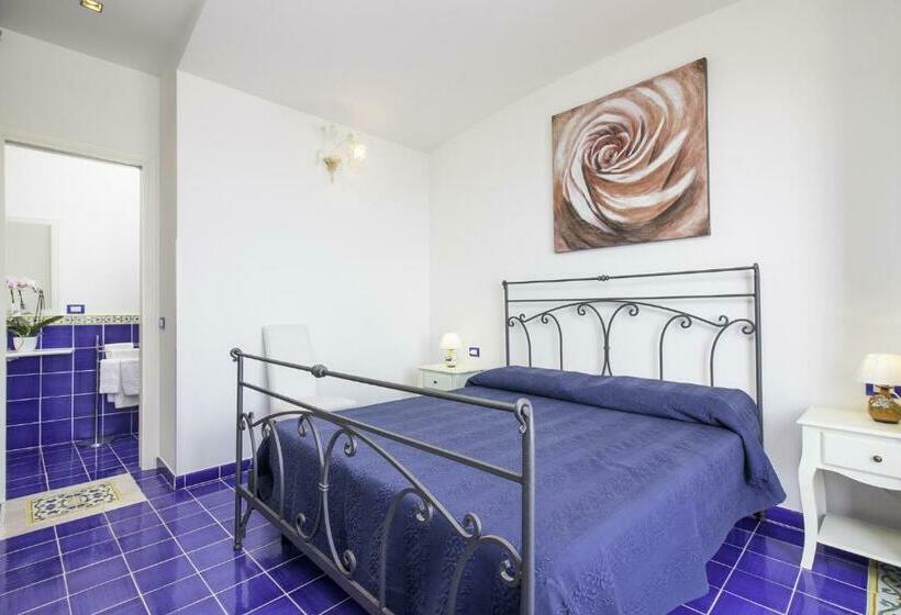 غرفة ديلوكس مطلّة علي البحر, Via Col Vento