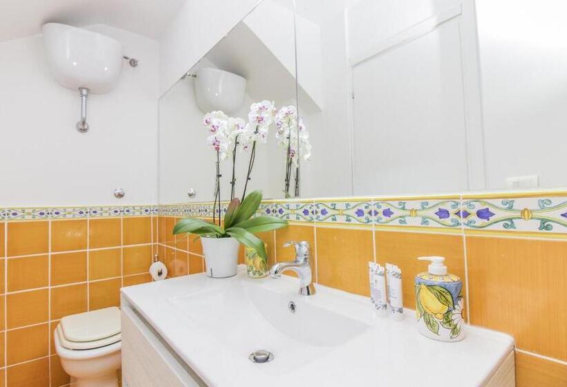 غرفة قياسية رباعية مطلة على البحر, Via Col Vento