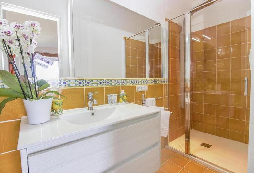 غرفة قياسية رباعية مطلة على البحر, Via Col Vento