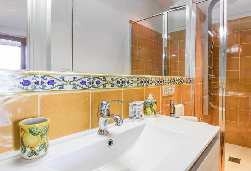 غرفة قياسية رباعية مطلة على البحر, Via Col Vento