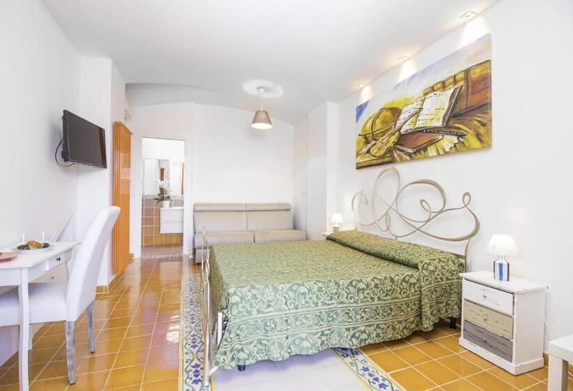 غرفة قياسية رباعية مطلة على البحر, Via Col Vento