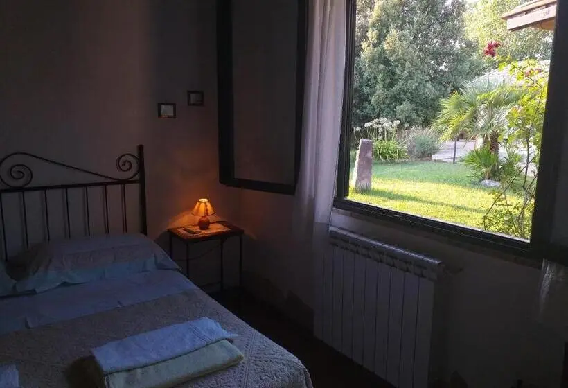 庭の見えるスタンダードトリプルルーム, B&b Is Camminantis