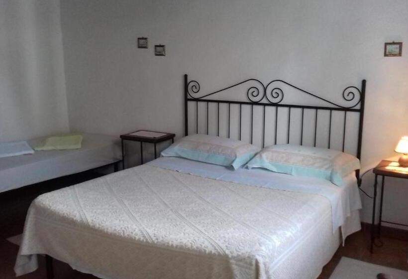 庭の見えるスタンダードトリプルルーム, B&b Is Camminantis