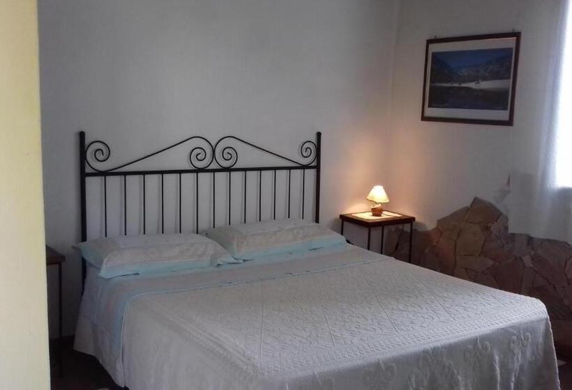 庭の見えるスタンダードトリプルルーム, B&b Is Camminantis