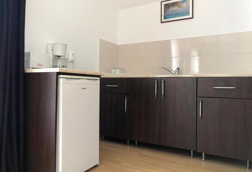 شقة غرفة واحدة, Equinox Club