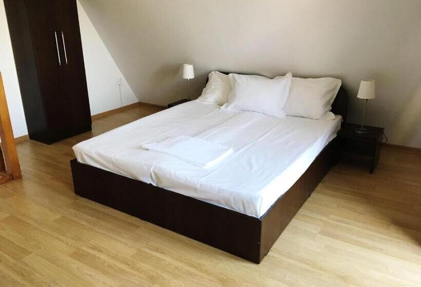 דירת חדר, Equinox Club