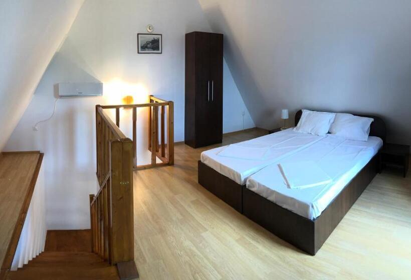 شقة غرفة واحدة, Equinox Club