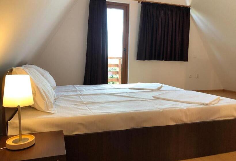 דירת חדר, Equinox Club