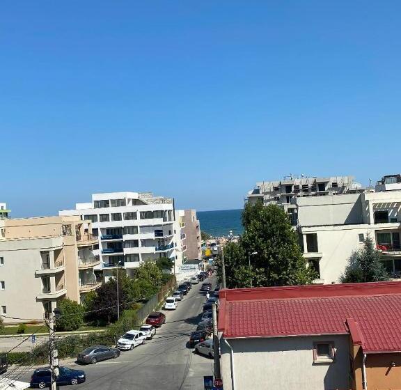 デラックススタジオ, Parliament Square Mamaia Nord