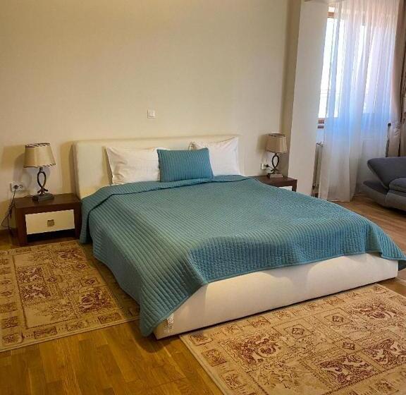 デラックススタジオ, Parliament Square Mamaia Nord