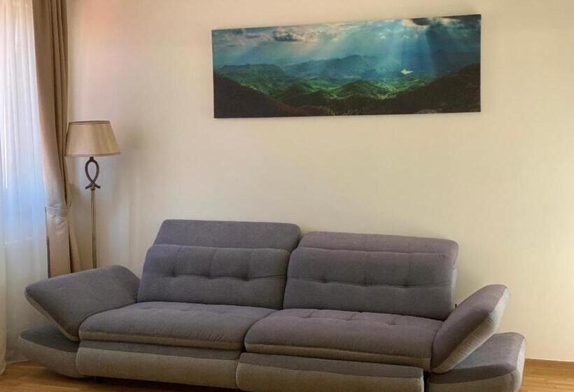 デラックススタジオ, Parliament Square Mamaia Nord