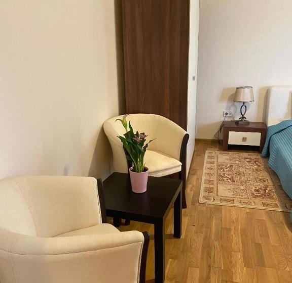 デラックススタジオ, Parliament Square Mamaia Nord