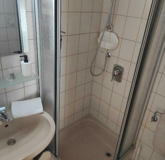 اتاق یک تخته با چشم‌انداز باغ, Pension Weißer Hirsch