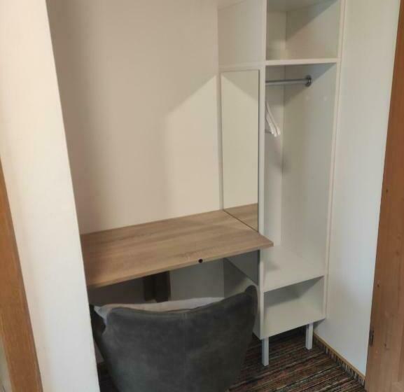 اتاق یک تخته با چشم‌انداز باغ, Pension Weißer Hirsch