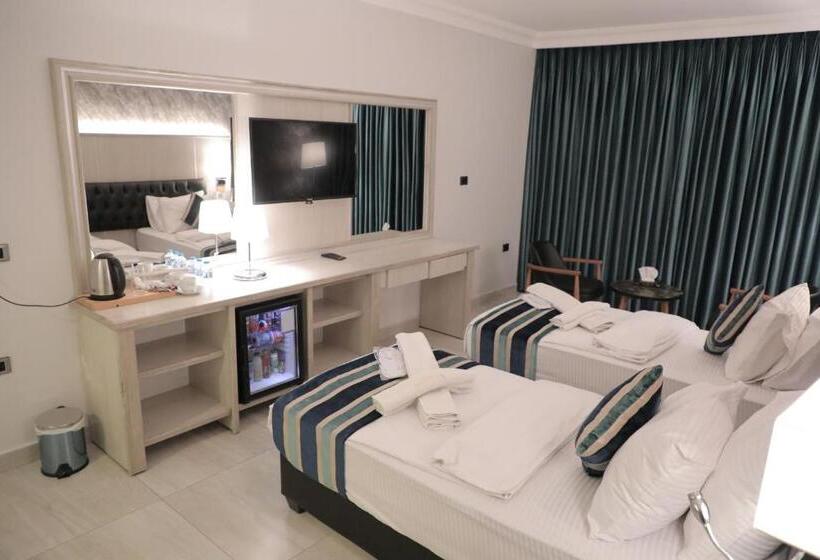 اتاق لوکس با چشم‌انداز شهر, Nishan