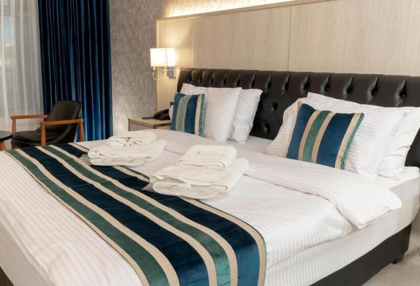 اتاق لوکس با چشم‌انداز شهر, Nishan