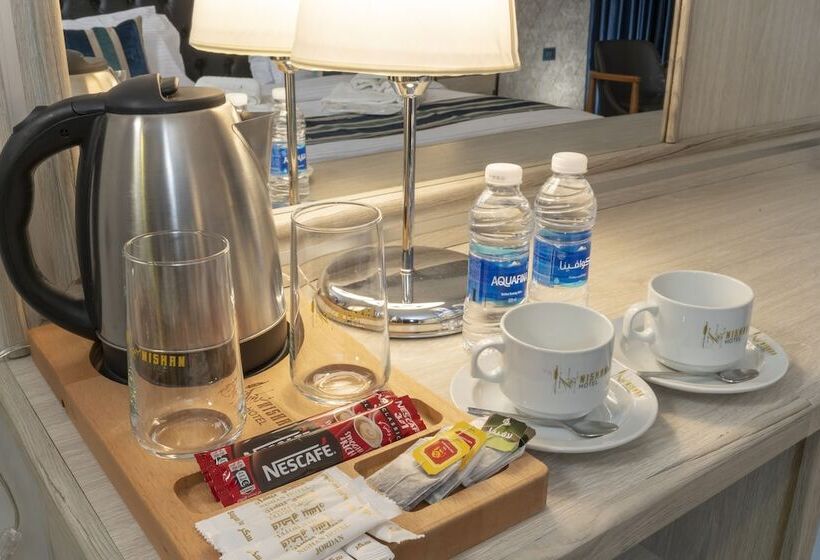 اتاق لوکس با چشم‌انداز شهر, Nishan