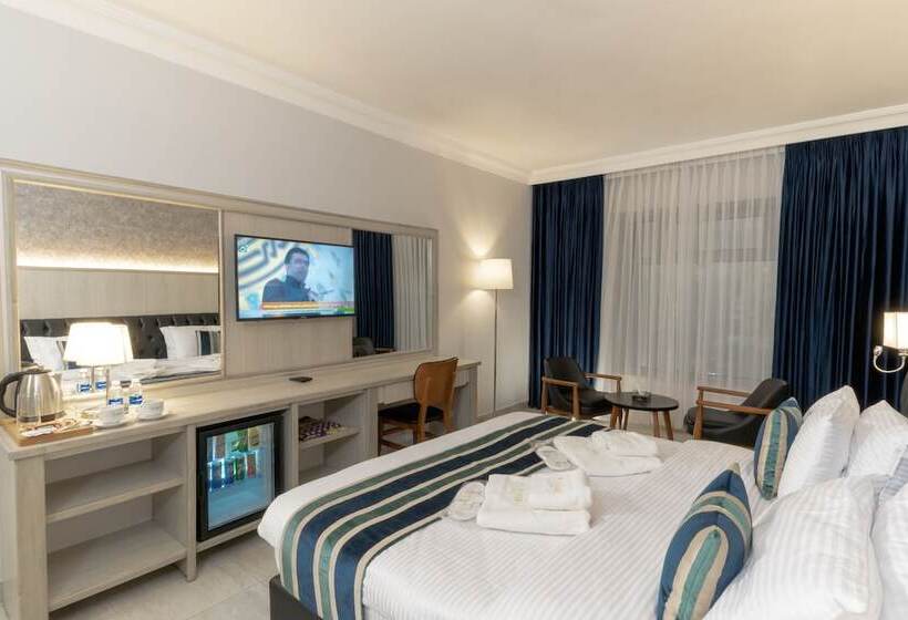 اتاق لوکس با چشم‌انداز شهر, Nishan