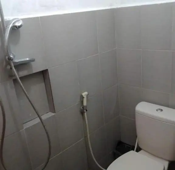 اتاق اکونومی, Kenangan Guest House