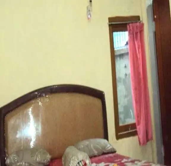 اتاق اکونومی, Kenangan Guest House