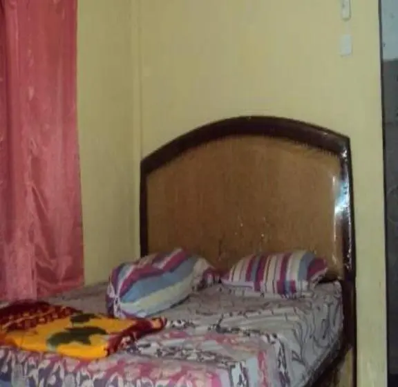 اتاق اکونومی, Kenangan Guest House
