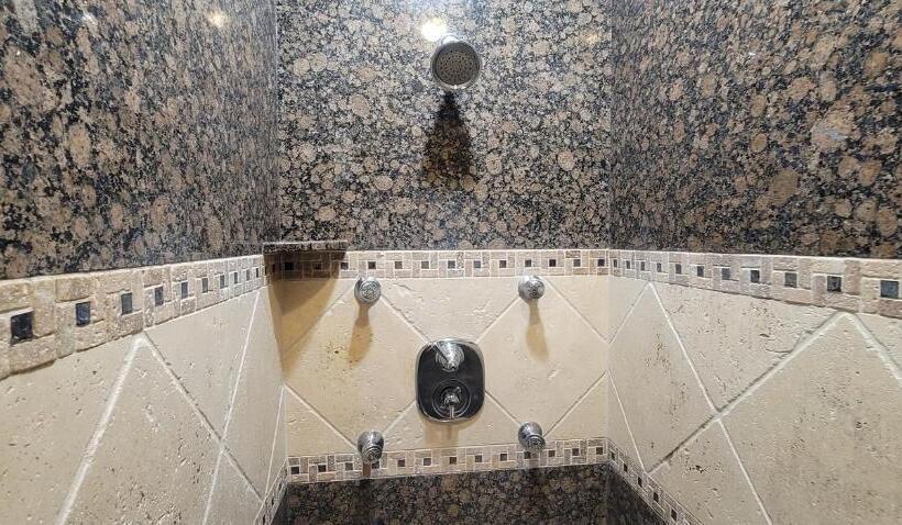 جناح جونيور, Beachwalker Inn & Suites