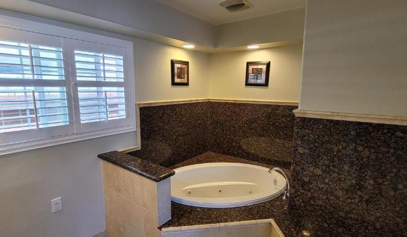 جناح جونيور, Beachwalker Inn & Suites