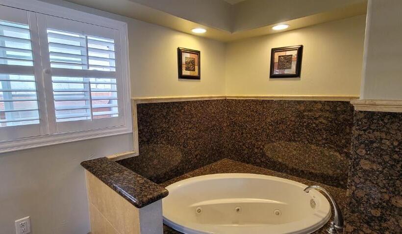 جناح جونيور, Beachwalker Inn & Suites