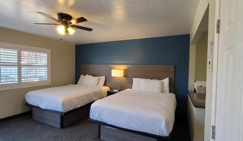 Номер Стандарт 2 Двуспальные Кровати, Beachwalker Inn & Suites