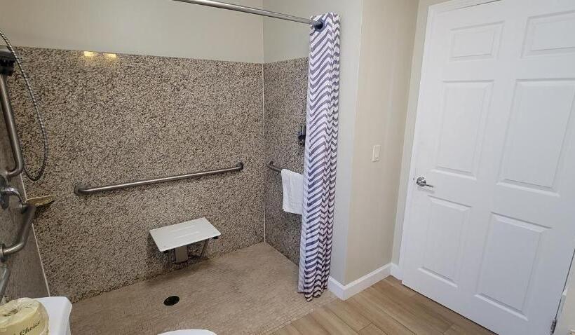 غرفة قياسية سرير كينج لذوى الإحتياجات الخاصة, Beachwalker Inn & Suites