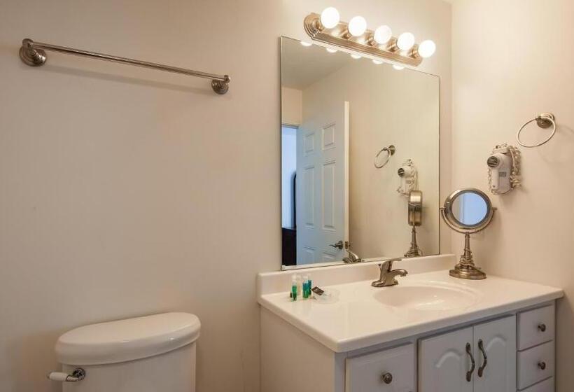 Стандартный Номер Кровать Кинг, Charlevoix Inn & Suites Surestay Collection By Best Western