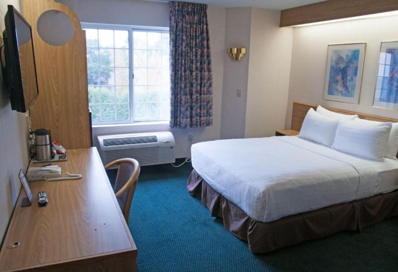 Номер Стандарт Вид на Озеро, Charlevoix Inn & Suites Surestay Collection By Best Western