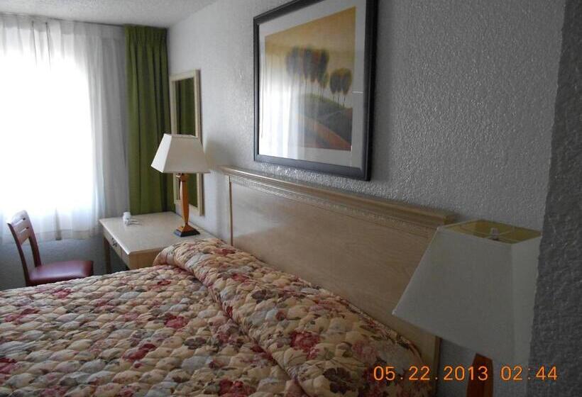 מיטת קינג בסוויטה, Fireside Inn By The Beach Boardwalk & Bowling