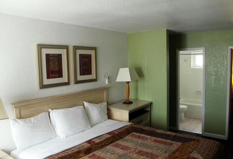 מיטת קינג בסוויטה, Fireside Inn By The Beach Boardwalk & Bowling