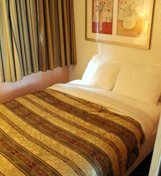 מיטת קינג בסוויטה, Fireside Inn By The Beach Boardwalk & Bowling