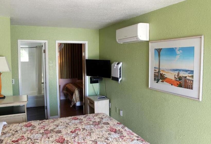 מיטת קינג בסוויטה, Fireside Inn By The Beach Boardwalk & Bowling