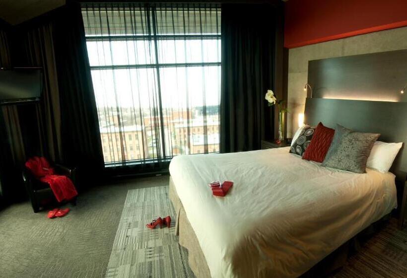 جناح برستيج, Grand Hotel Times Sherbrooke