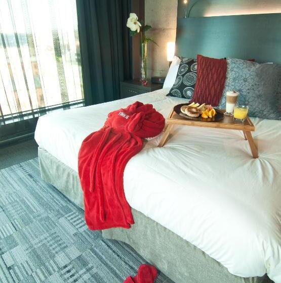 جناح برستيج, Grand Hotel Times Sherbrooke