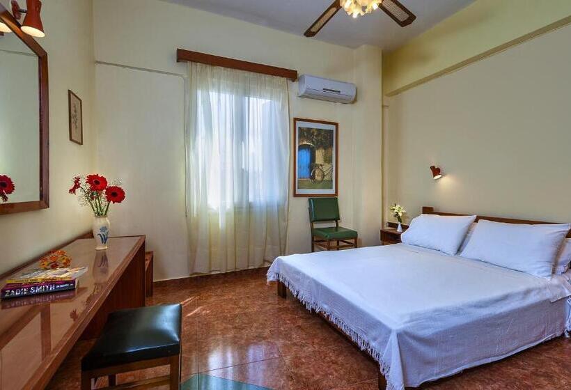 이코노미 룸, Lucia