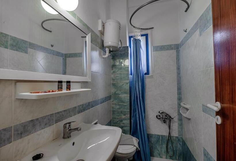 이코노미 트리플 룸, Lucia