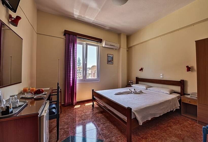 이코노미 룸, Lucia